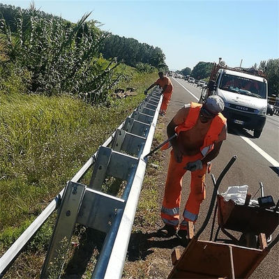 Acero galvanizado barrera de choque de seguridad de carreteras barrera de tránsito para los requisitos del cliente