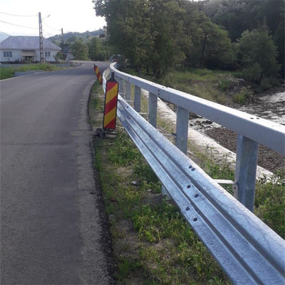 Sistema de barandillas de protección de carreteras de acero galvanizado seguro para el tráfico vial con aceros de banda Q345