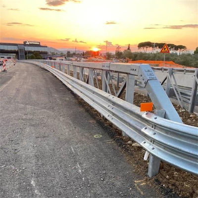 Q235 Q345 Seguridad vial Corrugado Galvanizado de doble onda Acero barandilla de seguridad