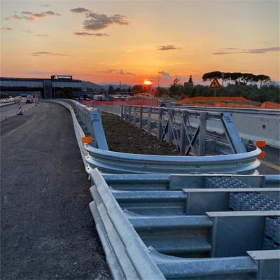 Protección exterior con revestimiento en polvo de color de acero a medida barandilla de protección de carretera para la seguridad del tráfico