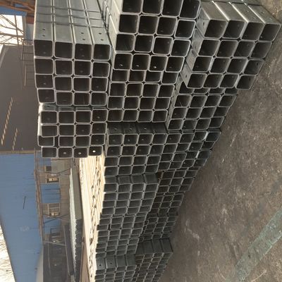 Parte de barandillas de protección de la carretera poste cuadrado galvanizado y recubierto en polvo para la seguridad vial
